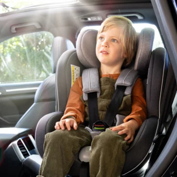 Kola-360-Rotate-i-Size-Baby-Toddler-Car-Seat-lifetyle-1-scaled